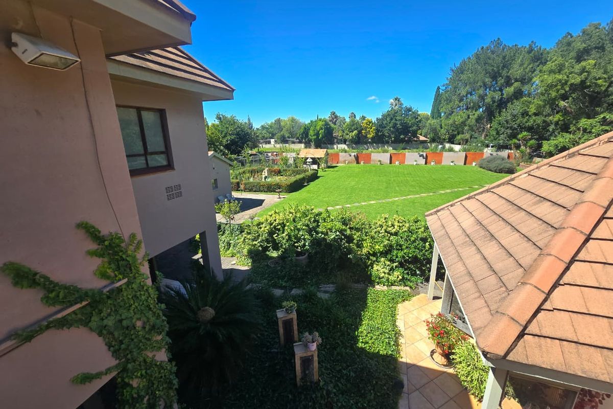 Luxury Entertainer’s Dream in Prestigious Three Rivers Proper. - Photo 4