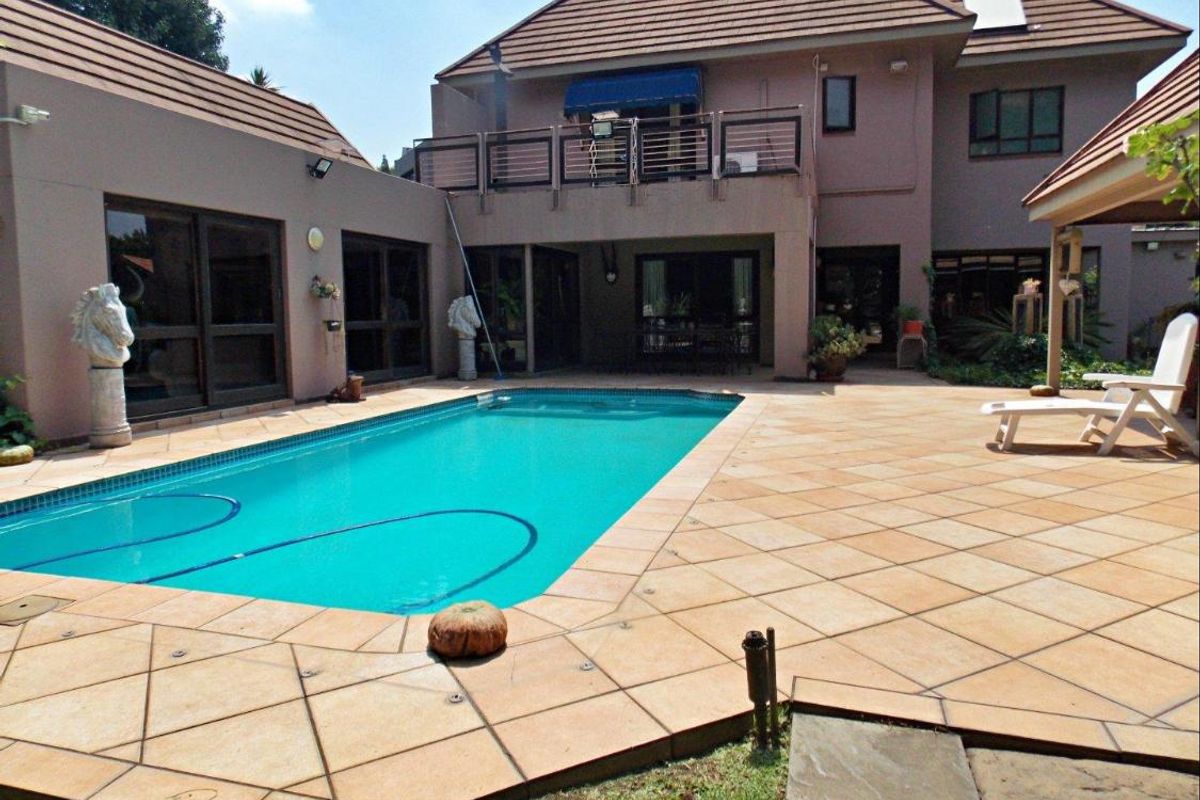 Luxury Entertainer’s Dream in Prestigious Three Rivers Proper. - Photo 3