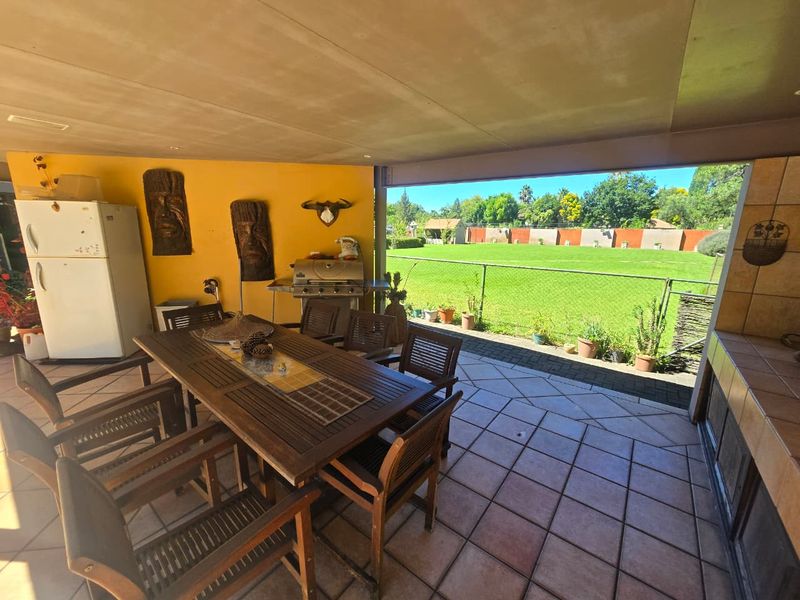 Luxury Entertainer’s Dream in Prestigious Three Rivers Proper. - Photo 8