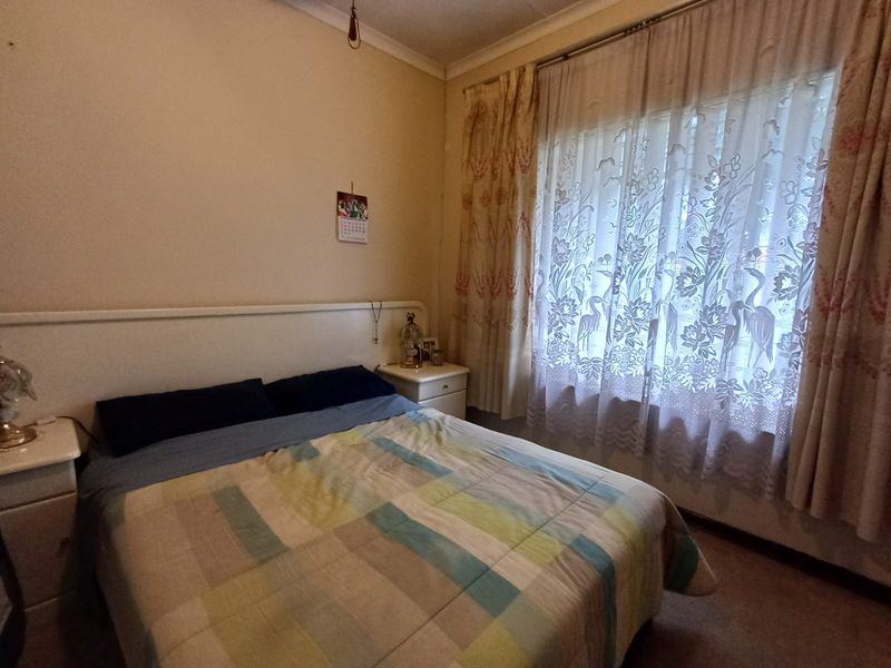 Massive Home Up For Grabs In SW 2. - Photo 8