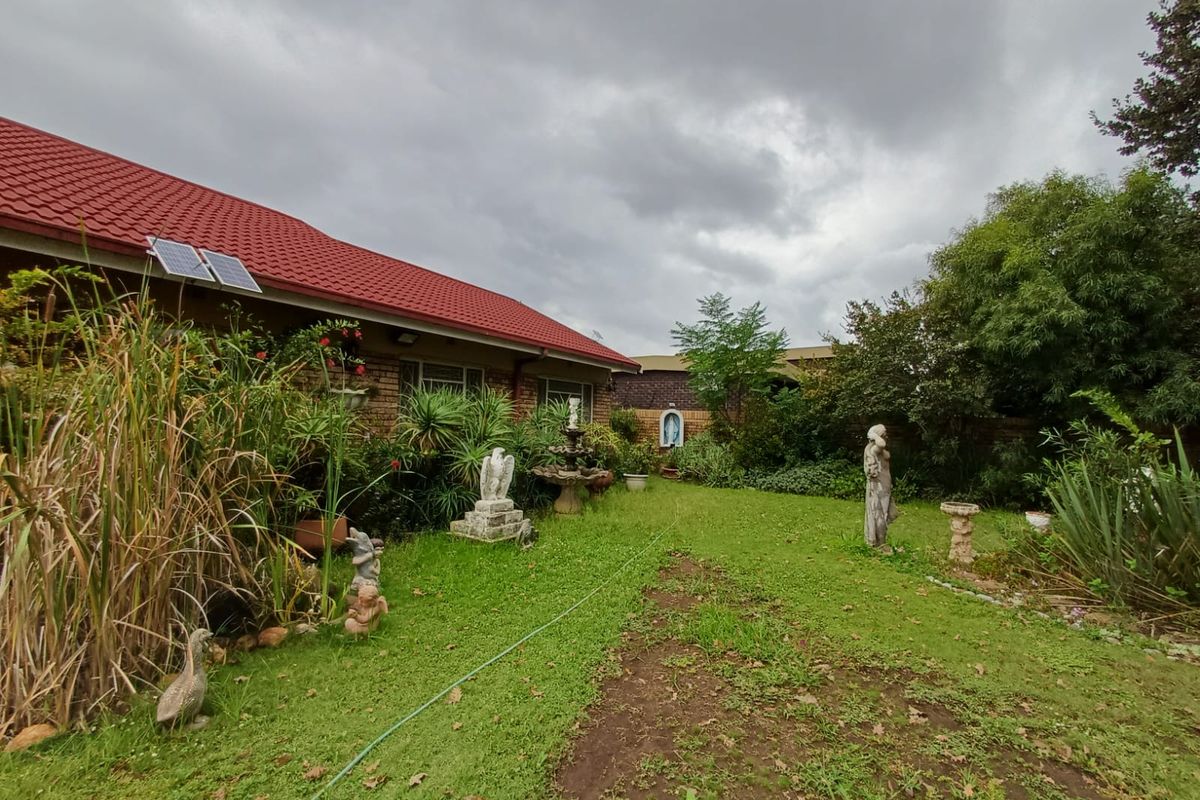 Massive Home Up For Grabs In SW 2. - Photo 4