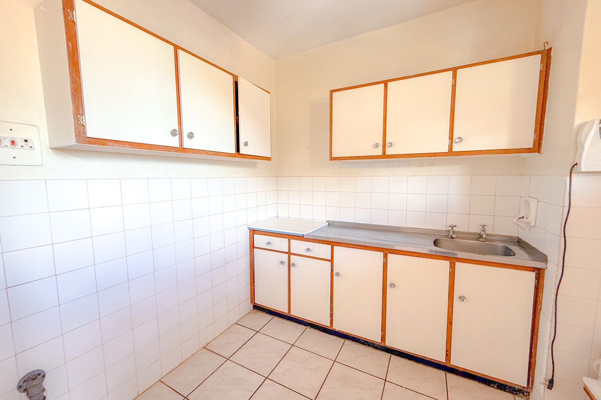 Spacious and Secure 1 Bedroom Close to Schools & Shops - Photo 2