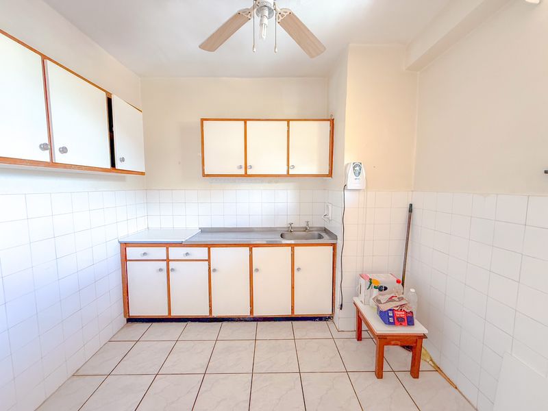 Spacious and Secure 1 Bedroom Close to Schools & Shops - Photo 3