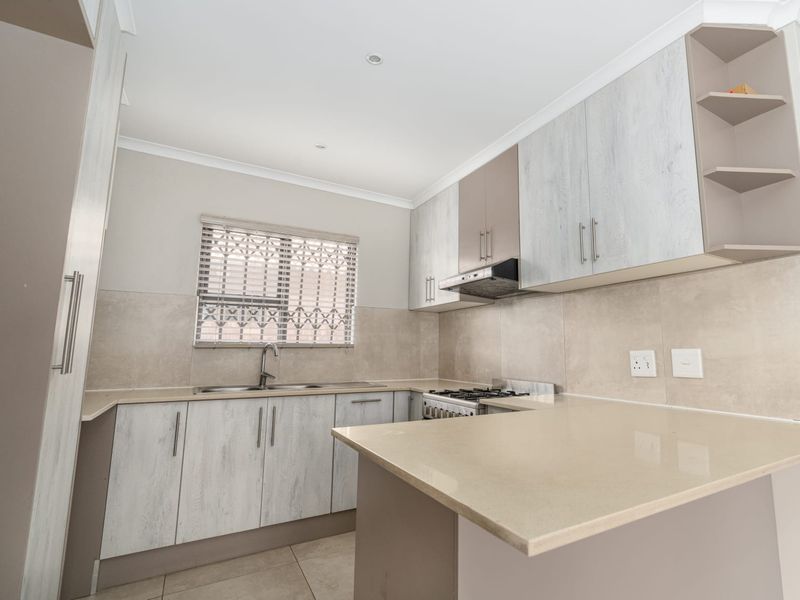 Modern 2 Bedroom Home - Photo 3