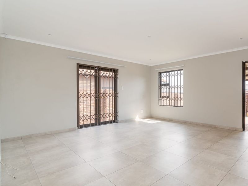 Modern 2 Bedroom Home - Photo 2