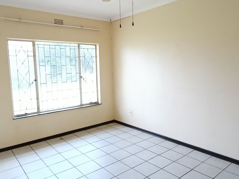 Big house with big garden. - Photo 8