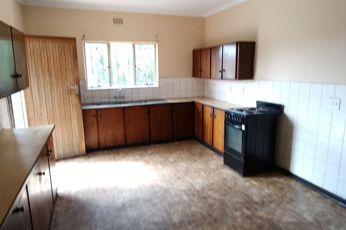 Big house with big garden. - Photo 5