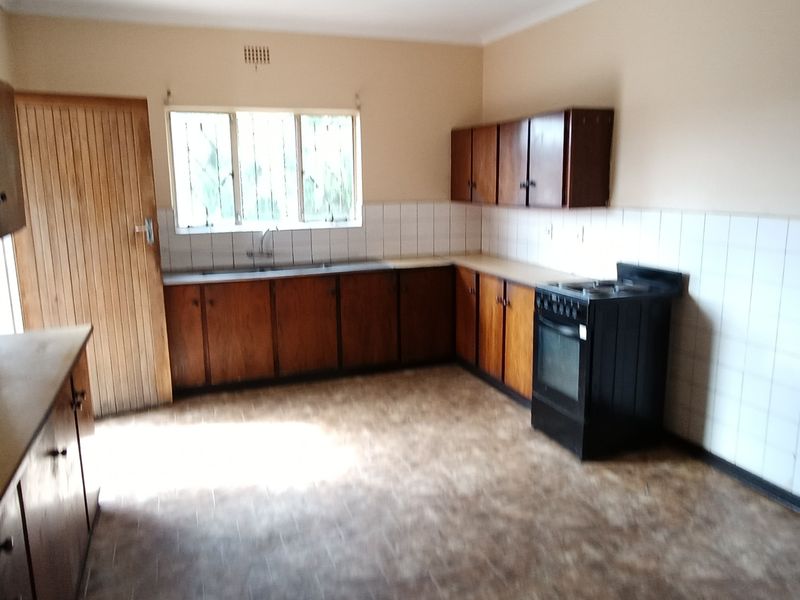 Big house with big garden. - Photo 5