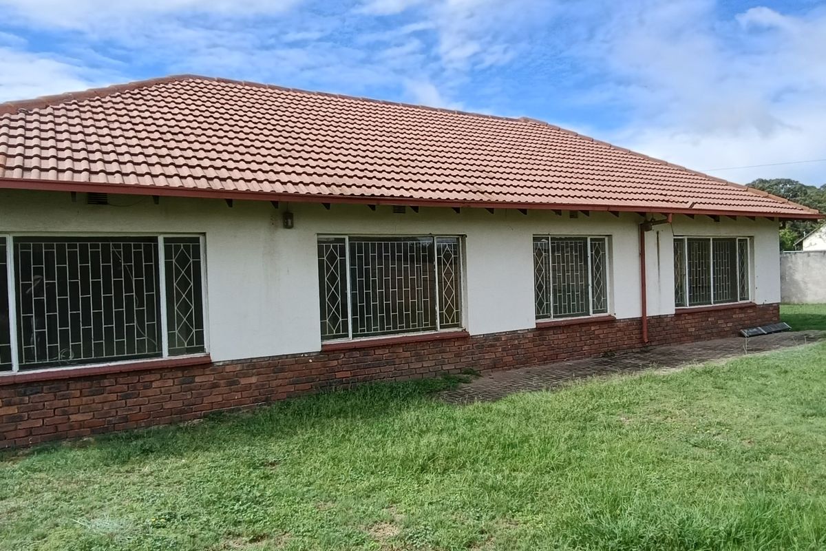 Big house with big garden. - Photo 3