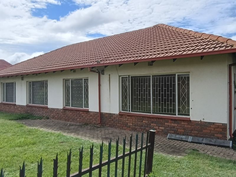 Big house with big garden. - Photo 2