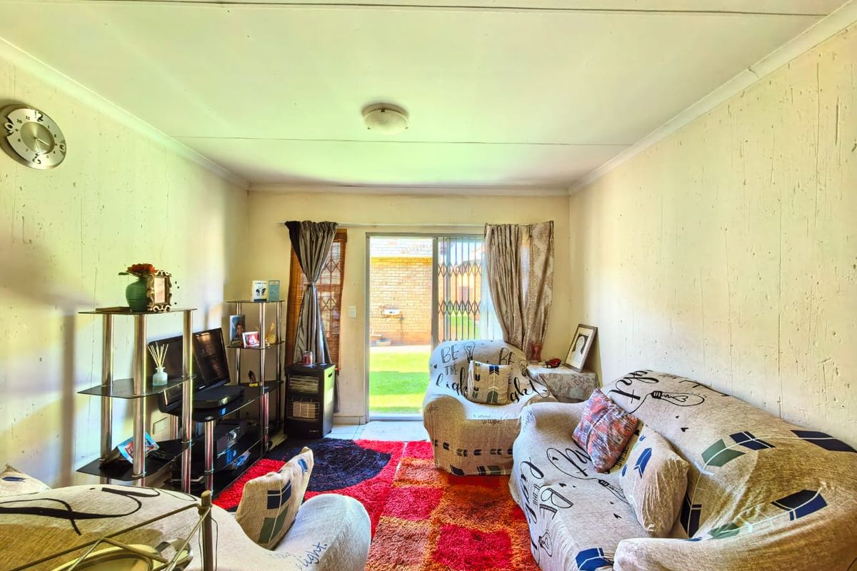 Townhouse for sale in Vanderbijlpark Bonanne, ideal for the first time buyer - Photo 2