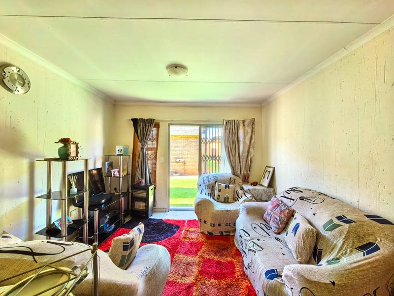 Townhouse for sale in Vanderbijlpark Bonanne, ideal for the first time buyer - Photo 2