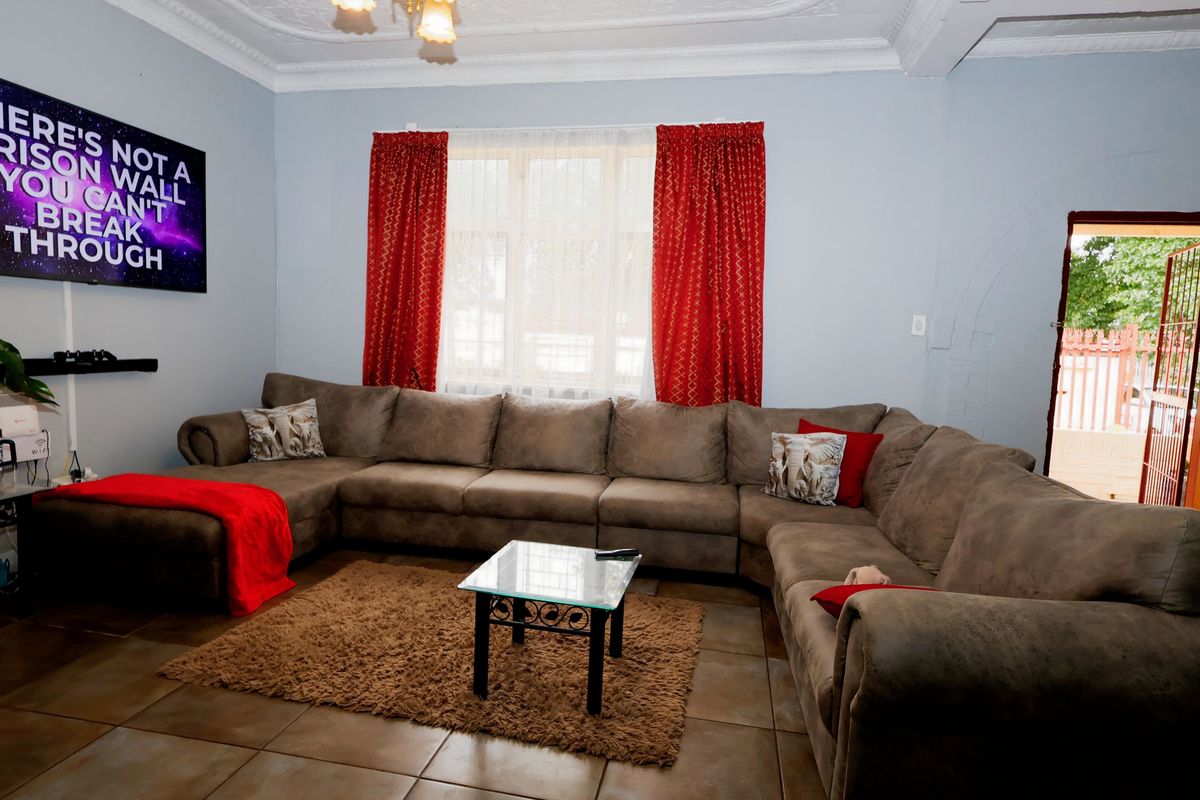 Discover this inviting home featuring  3 bedrooms  2 beautifully renovated bathroo3 Bed, 2 Bath Home - Photo 5