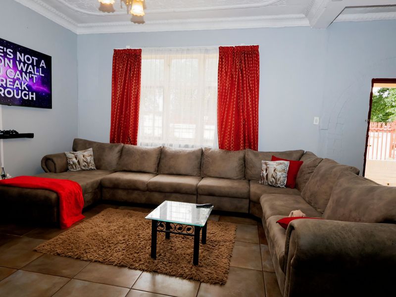 Discover this inviting home featuring  3 bedrooms  2 beautifully renovated bathroo3 Bed, 2 Bath Home - Photo 5