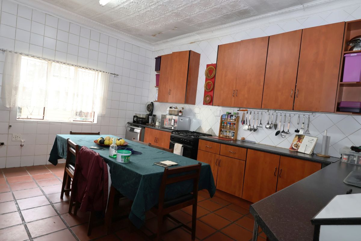 Discover this inviting home featuring  3 bedrooms  2 beautifully renovated bathroo3 Bed, 2 Bath Home - Photo 2