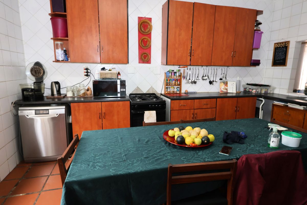 Discover this inviting home featuring  3 bedrooms  2 beautifully renovated bathroo3 Bed, 2 Bath Home - Photo 3