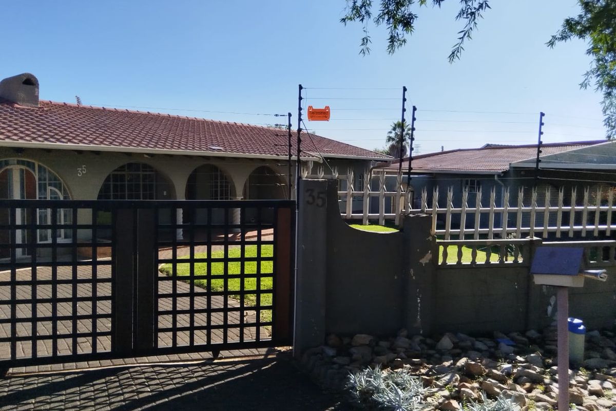 Stunning 3 bedroom house with a flatlet in Boksburg South - Photo 2