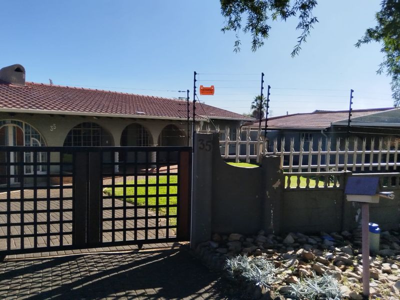 Stunning 3 bedroom house with a flatlet in Boksburg South - Photo 2