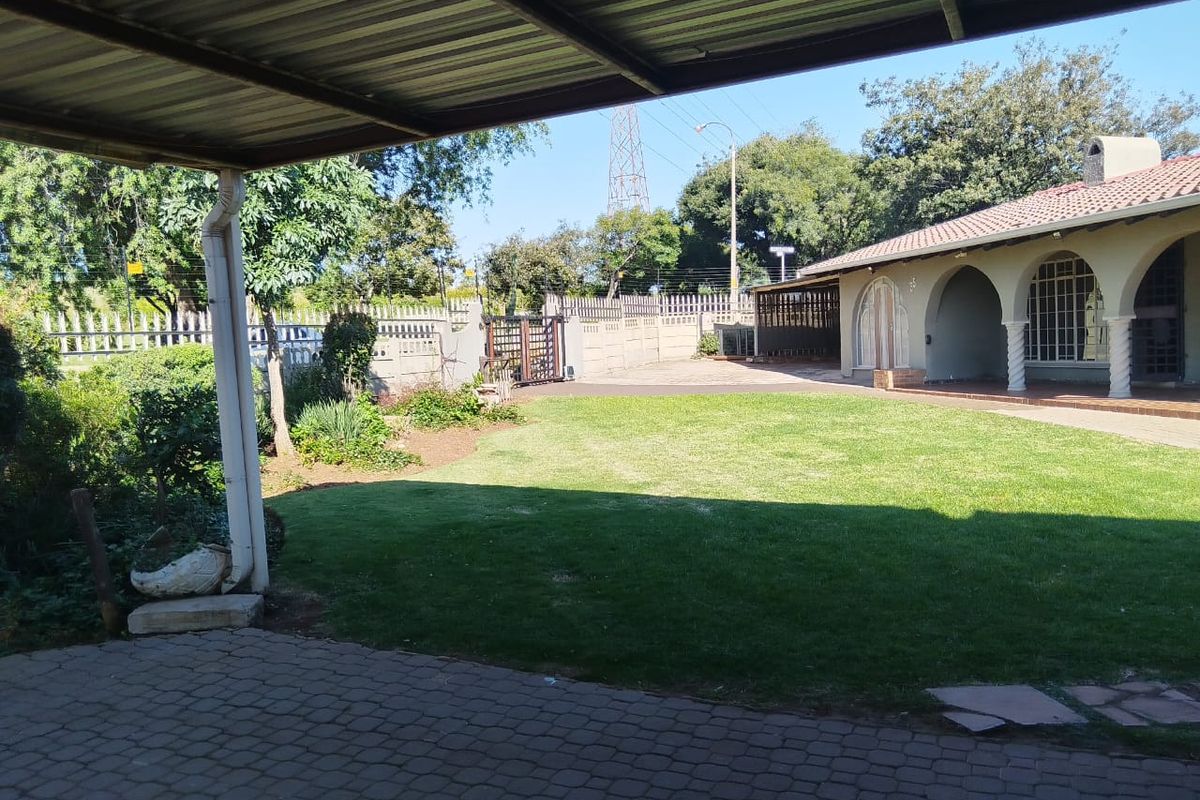 Stunning 3 bedroom house with a flatlet in Boksburg South - Photo 4