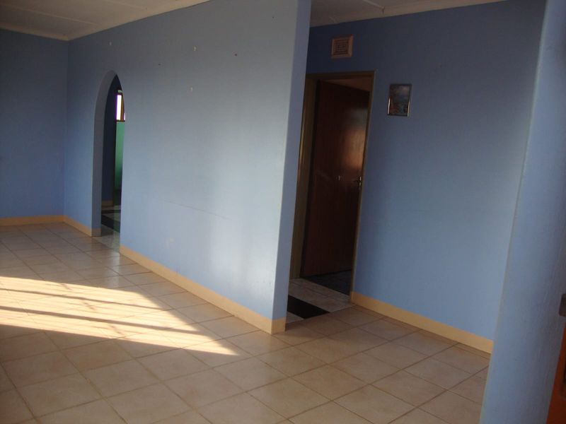 3 Bedroom House - Photo 2