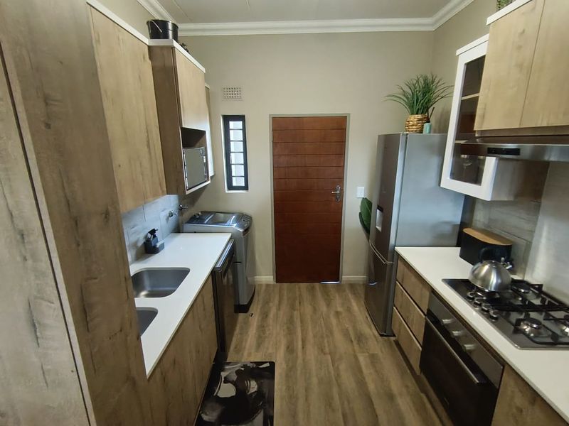 Modern 3 Bedroom Apartment Roodepark - Photo 6