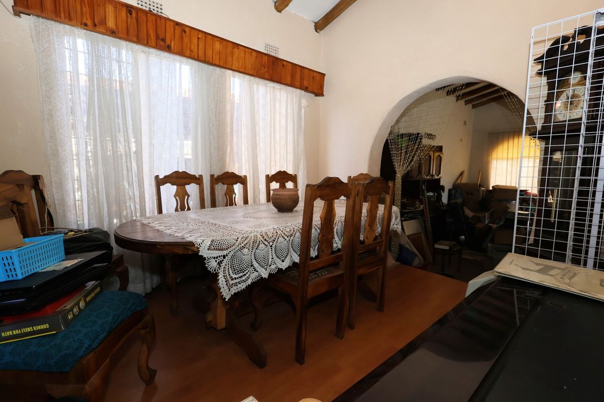 Spacious 3-bedroom fixer-upper located in a sought-after business/commercial area in Bardene, - Photo 4