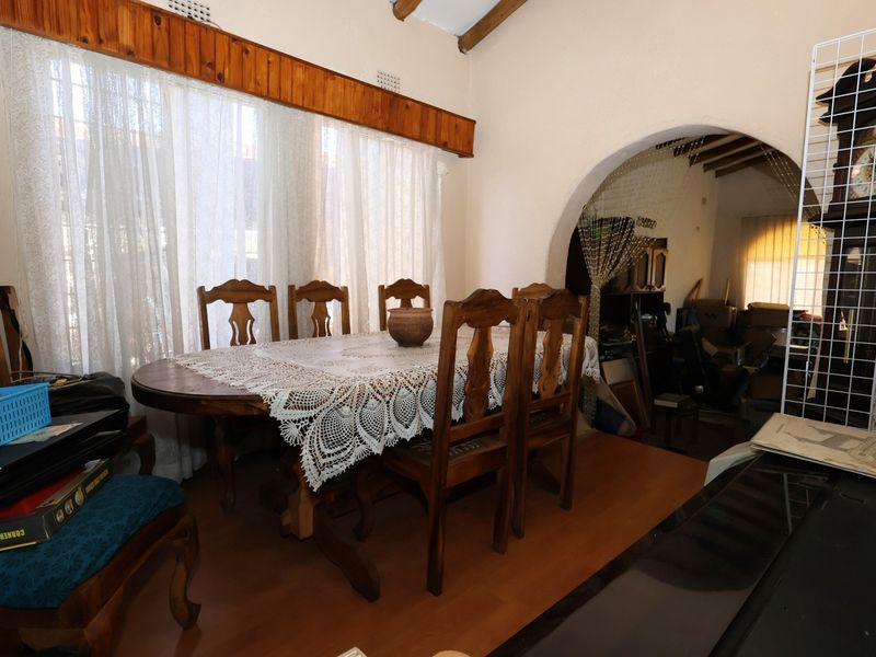 Spacious 3-bedroom fixer-upper located in a sought-after business/commercial area in Bardene, - Photo 4