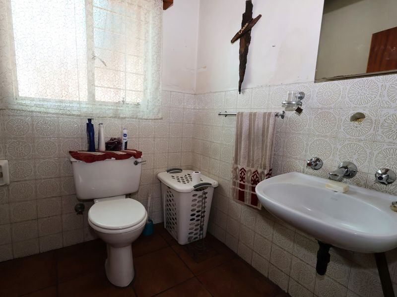 Spacious 3-bedroom fixer-upper located in a sought-after business/commercial area in Bardene, - Photo 9