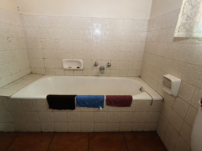 Spacious 3-bedroom fixer-upper located in a sought-after business/commercial area in Bardene, - Photo 10