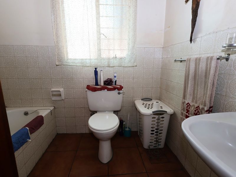 Spacious 3-bedroom fixer-upper located in a sought-after business/commercial area in Bardene, - Photo 8