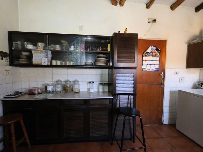 Spacious 3-bedroom fixer-upper located in a sought-after business/commercial area in Bardene, - Photo 7