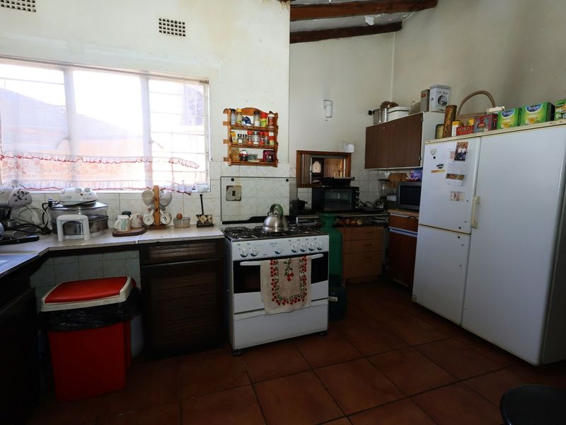 Spacious 3-bedroom fixer-upper located in a sought-after business/commercial area in Bardene, - Photo 6