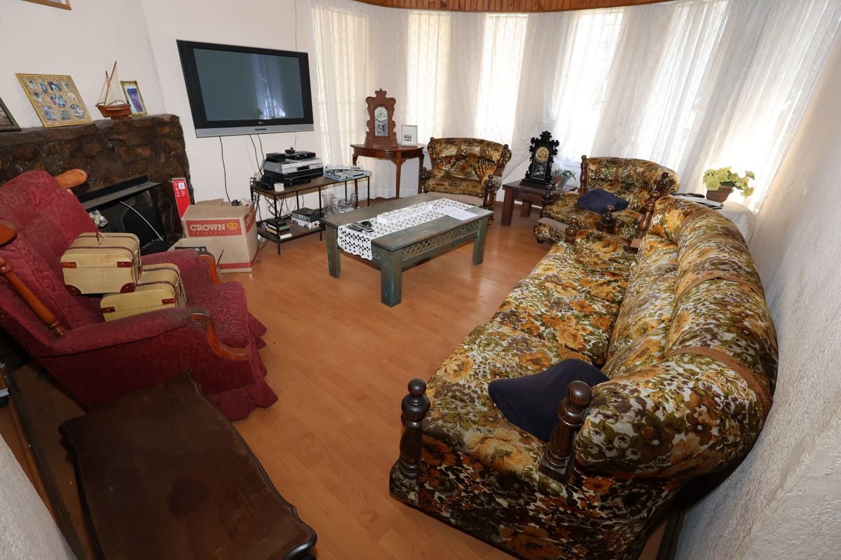 Spacious 3-bedroom fixer-upper located in a sought-after business/commercial area in Bardene, - Photo 3