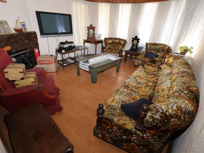 Spacious 3-bedroom fixer-upper located in a sought-after business/commercial area in Bardene, - Photo 3