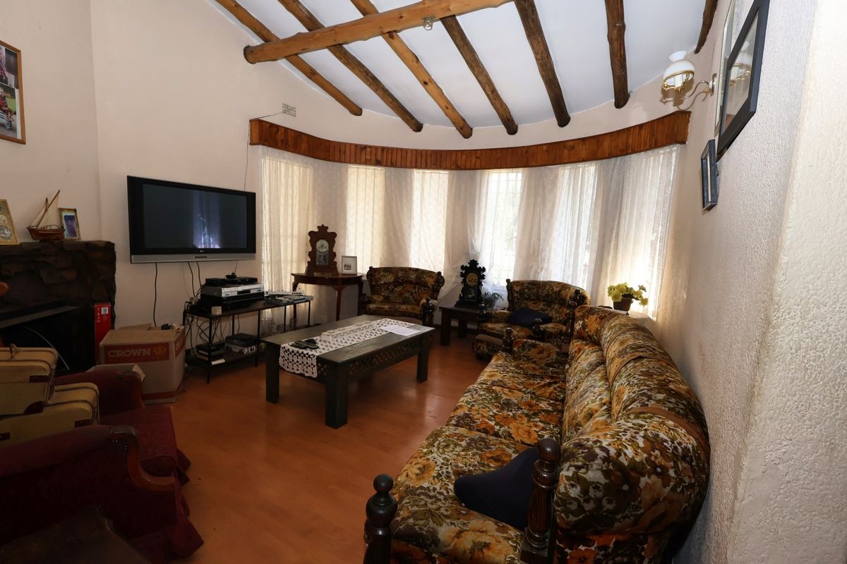 Spacious 3-bedroom fixer-upper located in a sought-after business/commercial area in Bardene, - Photo 2