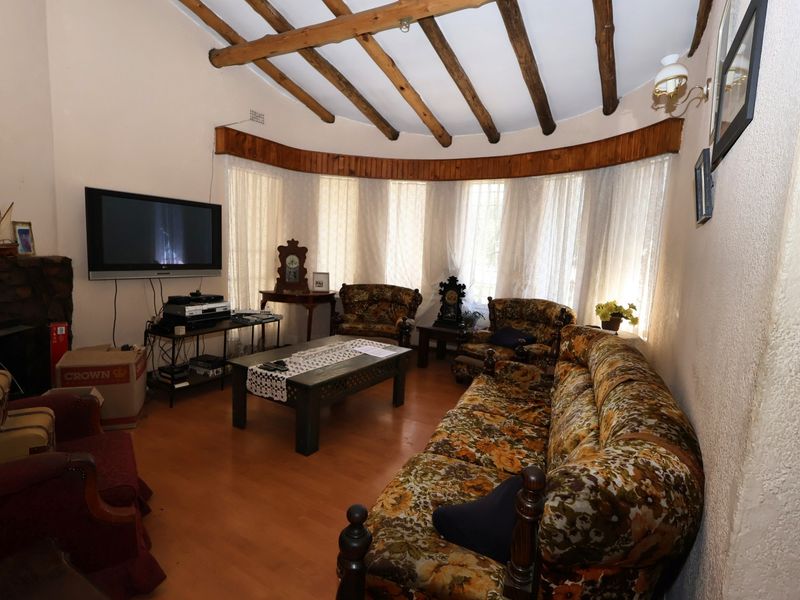 Spacious 3-bedroom fixer-upper located in a sought-after business/commercial area in Bardene, - Photo 2