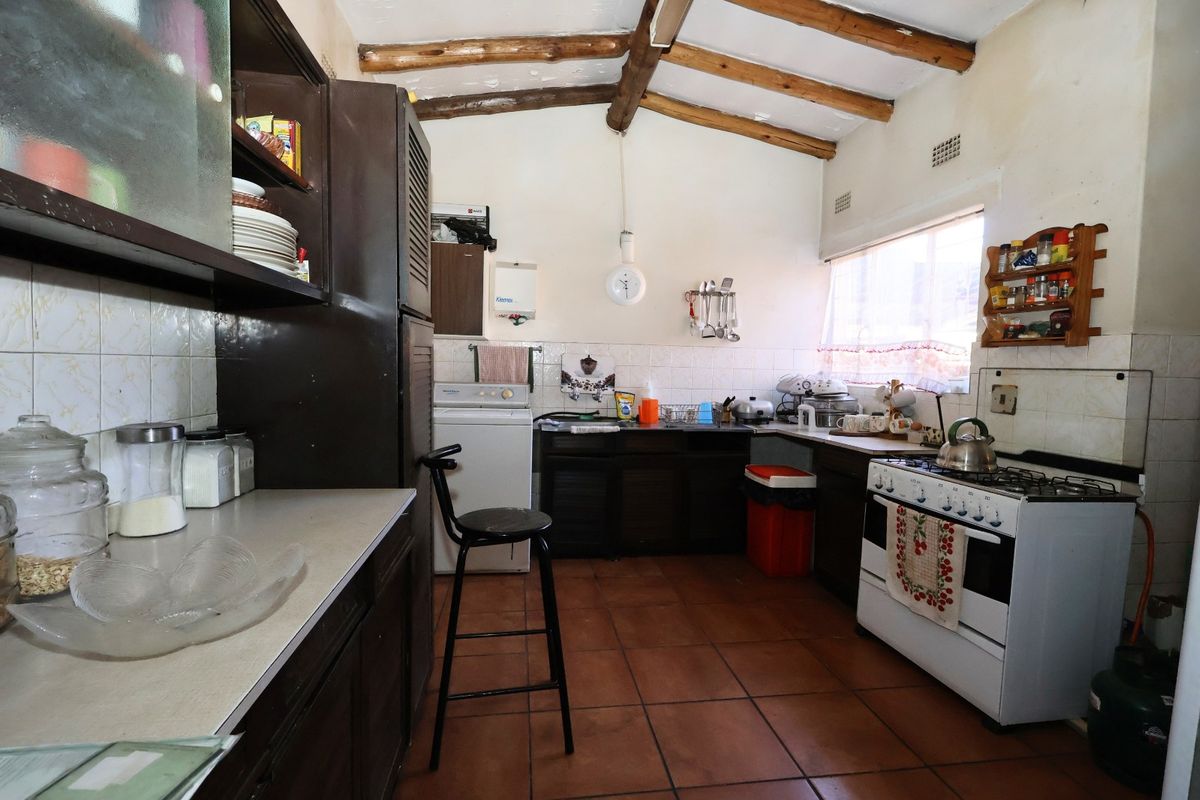 Spacious 3-bedroom fixer-upper located in a sought-after business/commercial area in Bardene, - Photo 5