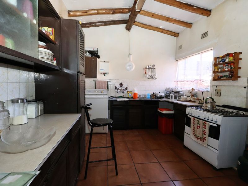 Spacious 3-bedroom fixer-upper located in a sought-after business/commercial area in Bardene, - Photo 5