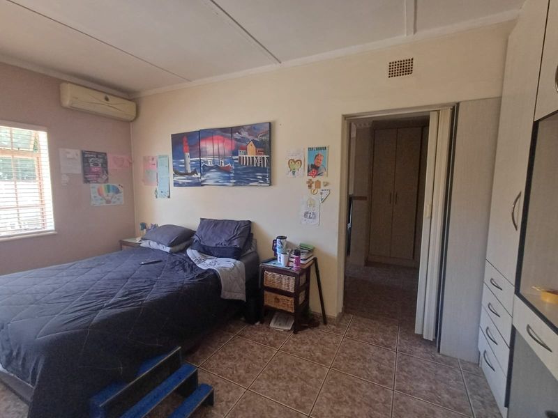 Perfect Gem Situated In A Perfect Street In SW 5 - Photo 6