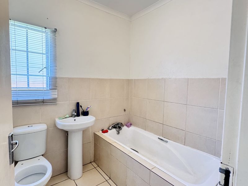 Comfortable 3 Bedroom Family Home in a Convenient Location - Photo 9