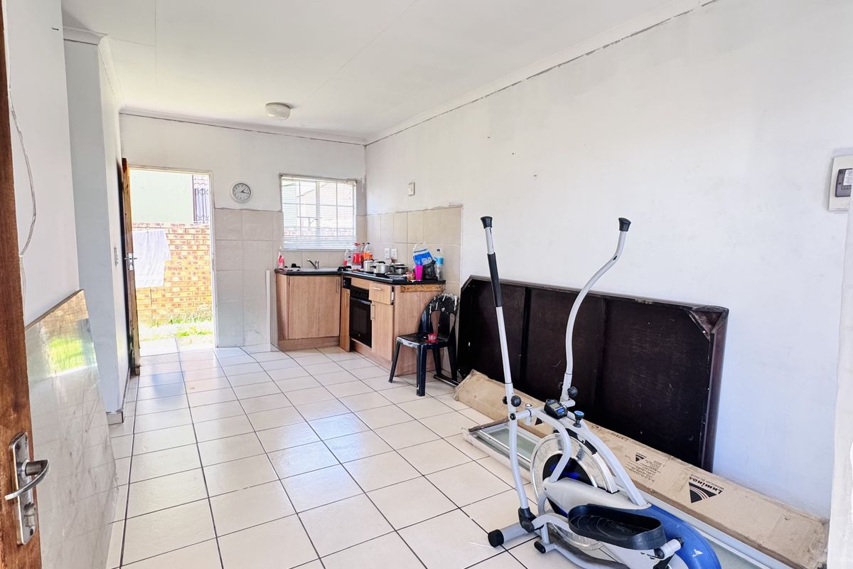 Comfortable 3 Bedroom Family Home in a Convenient Location - Photo 4