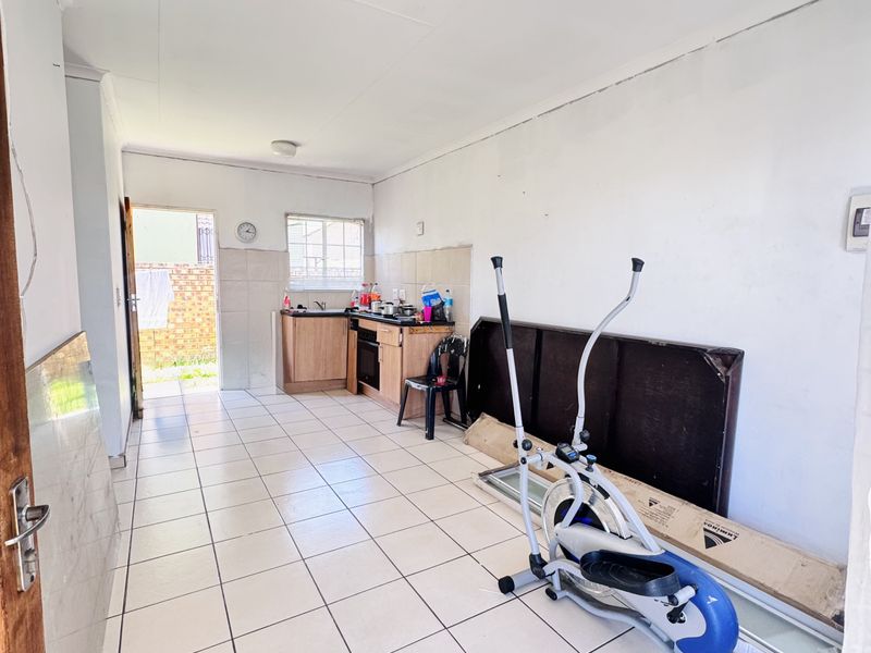 Comfortable 3 Bedroom Family Home in a Convenient Location - Photo 4