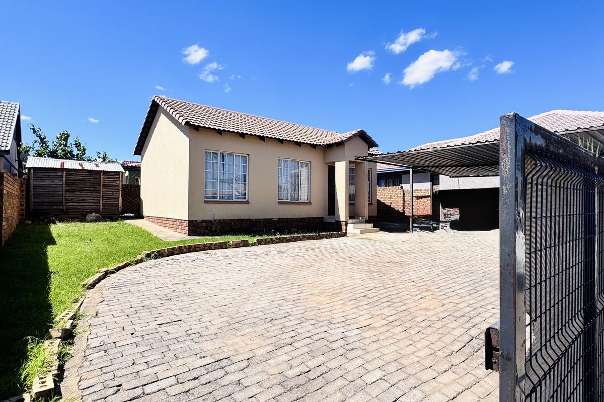 Comfortable 3 Bedroom Family Home in a Convenient Location - Photo 3