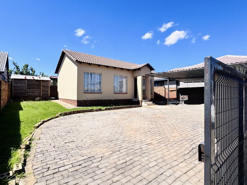 Comfortable 3 Bedroom Family Home in a Convenient Location - Photo 3