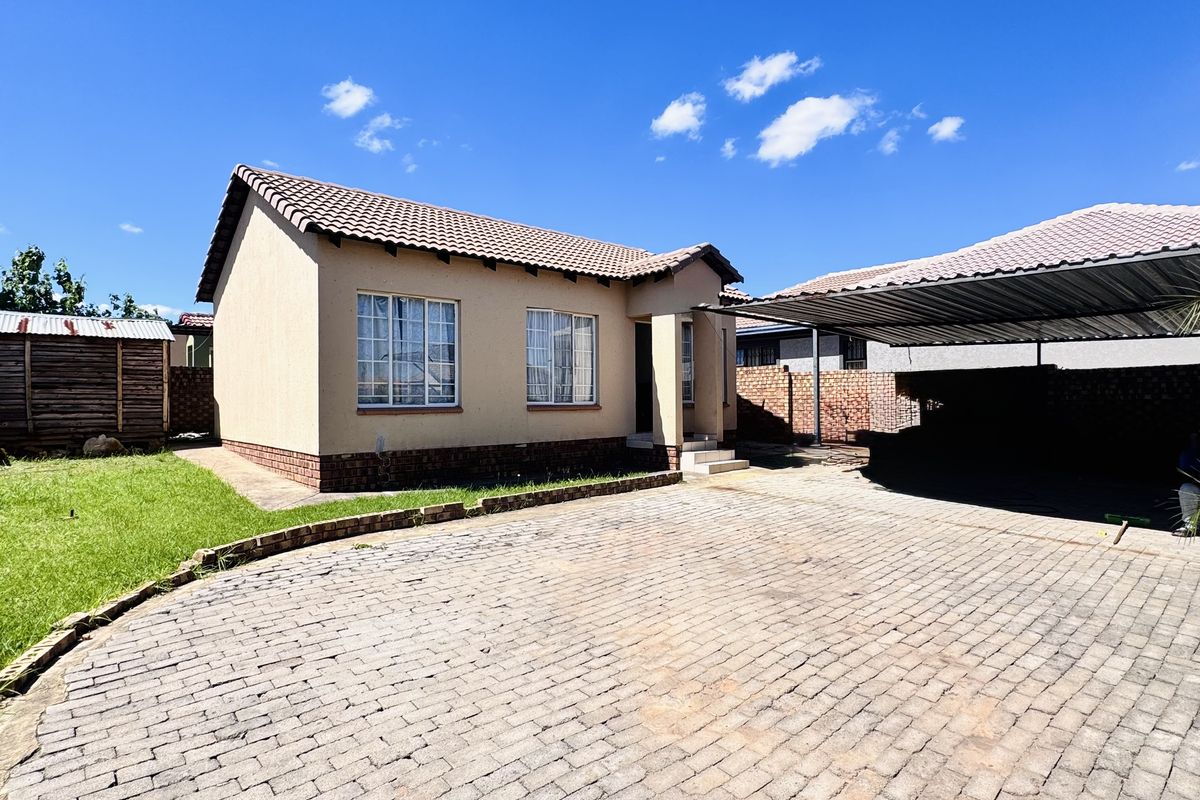 Comfortable 3 Bedroom Family Home in a Convenient Location - Photo 2