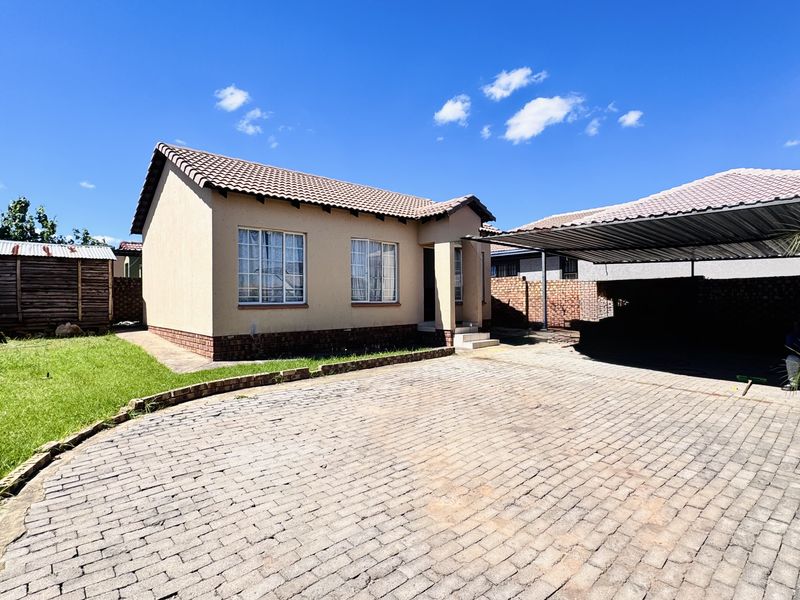 Comfortable 3 Bedroom Family Home in a Convenient Location - Photo 2