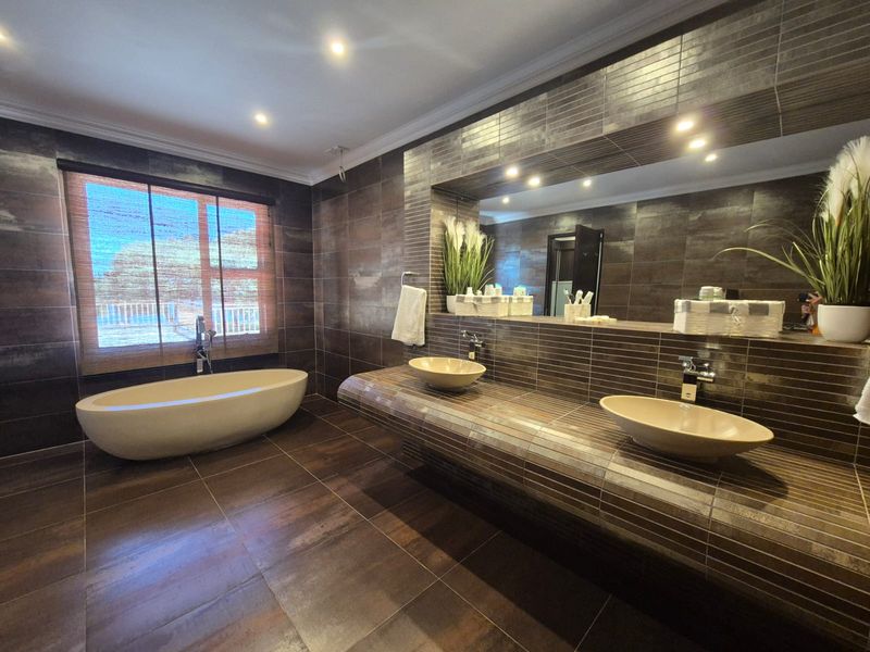 !LUXURY RIVERFRONT ESTATE ON THE VAL RIVER! - Photo 10