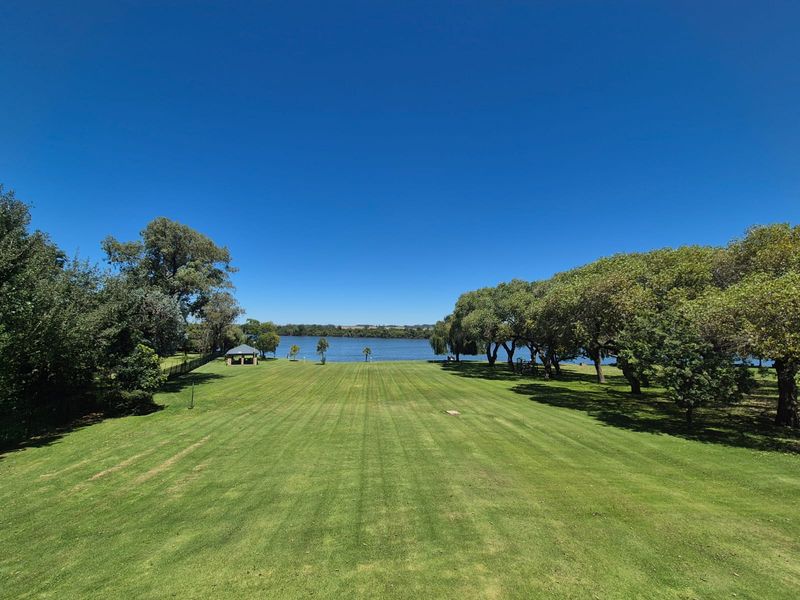 !LUXURY RIVERFRONT ESTATE ON THE VAL RIVER! - Photo 9