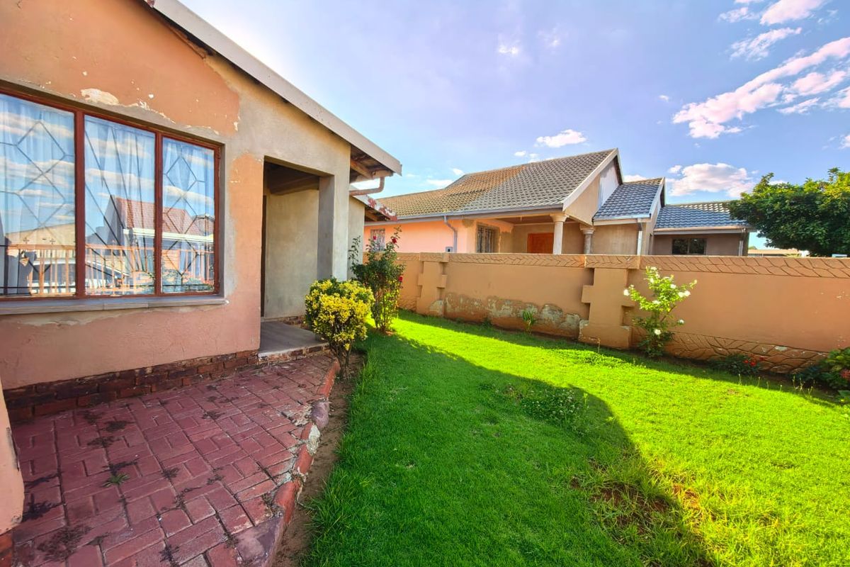 Family house for sale in in Sebokeng close to schools. - Photo 2