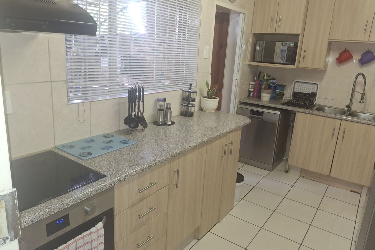 Modern 3-Bedroom, 2-Bathroom Apartment with Private Garden in Albemarle Ext 1 - Photo 4